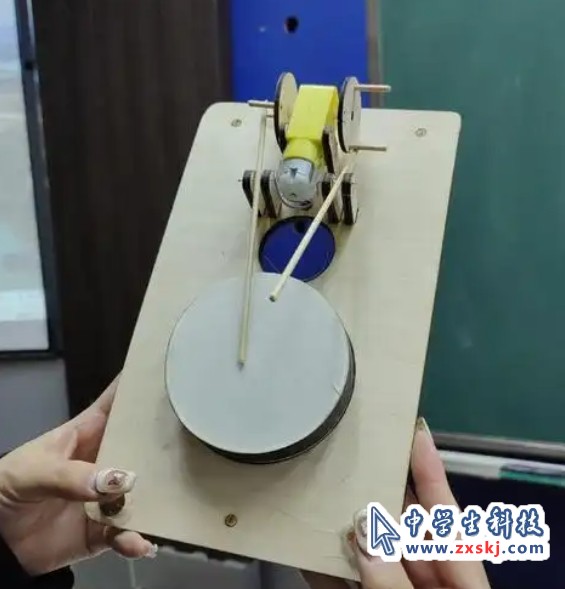 电动敲鼓器