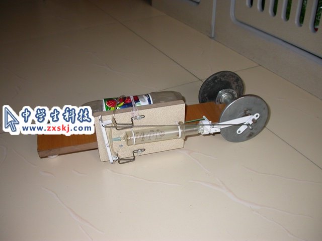 科技<a href='http://www.zxskj.com/xiaozhizuo/' target='_blank'><u>小制作</u></a>-自制压缩空气动力车