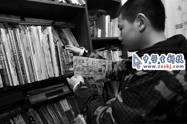 男孩发明了特殊围布 理发玩手机看报纸都不误