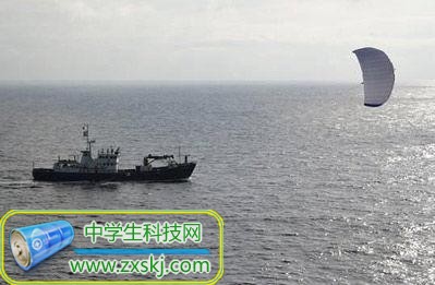 全球首艘用风筝拉动货轮起航(组图)