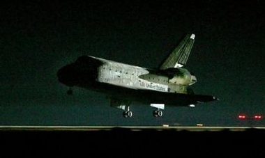 科技时代_发现号在爱德华兹空军基地成功着陆(组图)