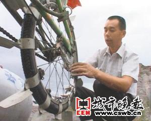 男子受抗洪启发制造水上自行车(图)