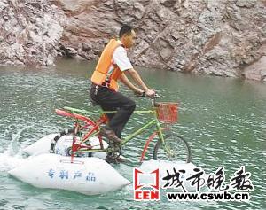 男子受抗洪启发制造水上自行车(图)